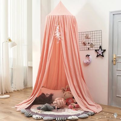 Ciel-de-lit-cabane-rosee-espace-intime