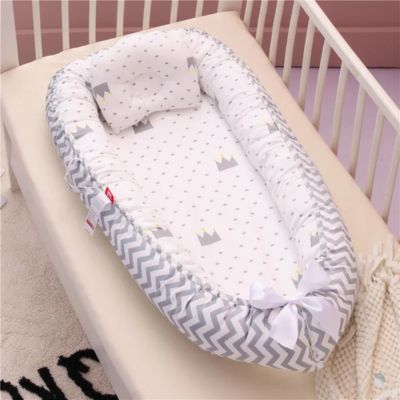 reducteur-de-lit-bebe-royaldo-couronne-grise-sur-fond-gris