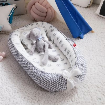 reducteur-de-lit-bebe-royaldo-couronne-sur-fond-blanc