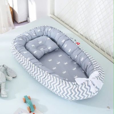 reducteur-de-lit-bebe-royaldo-couronne-sur-fond-gris